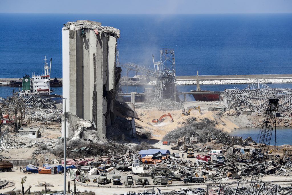 爆発によって220人以上の死者、6,000人以上の負傷者、そして4万以上の建物が破壊され (AFP)