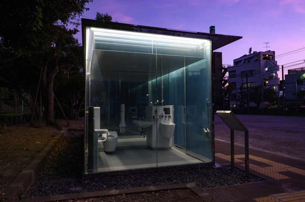 坂茂氏が設計した透明なトイレの全体像。鍵を閉めるとガラスの外壁が不透明になる。2020年8月19日、東京・渋谷区のはるのおがわコミュニティパークにて。（AFP）