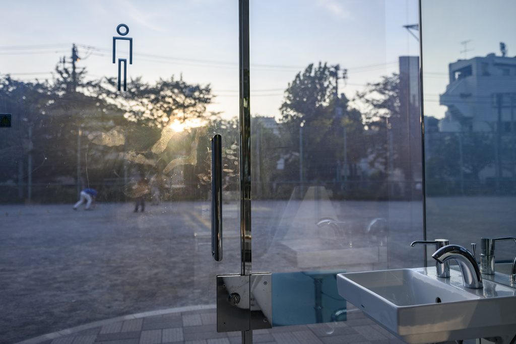 坂茂氏が設計した透明なトイレの内観。鍵を閉めるとガラスの外壁が不透明になる。2020年8月19日、東京・渋谷区のはるのおがわコミュニティパークにて。（AFP）