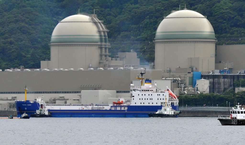 大飯原発に近いおおい町大島地区の住民約５０人が訓練に参加し、うち約３０人はバスで敦賀市に避難した。バスの座席は間隔を空けて使用し、陸上自衛隊がポリ袋で飛沫（ひまつ）防止対策を実演。残る住民は町内の施設に屋内退避した。(AFP)