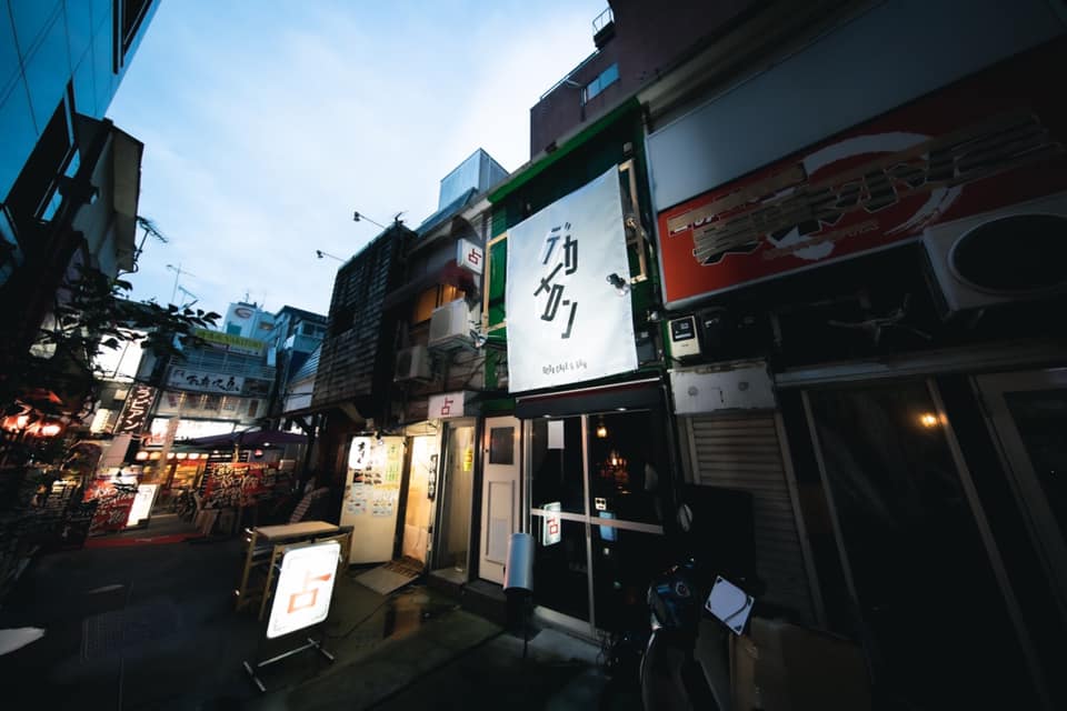 デカメロンは筆談のみ、おしゃべり禁止のカフェで、7月22日に新宿歌舞伎町に オープンした。(デカメロン)