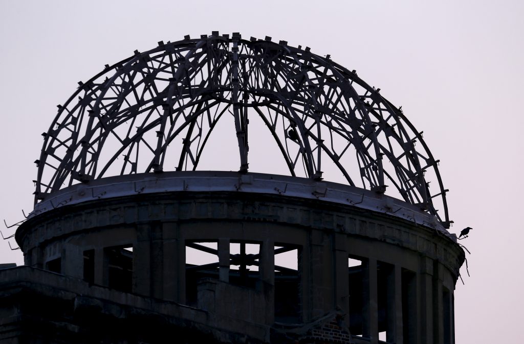 2015年8月6日、西日本の広島市にある平和記念碑「原爆ドーム」の金属骨格部分に1羽の鳥がとまっている。ロイター