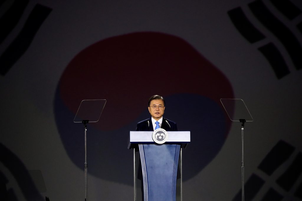 2020年8月15日、第二次世界大戦終結後、日本の植民地支配からの独立を祝う光復節75周年の慶祝式で、韓国の文在寅大統領が演説。（ロイター通信）