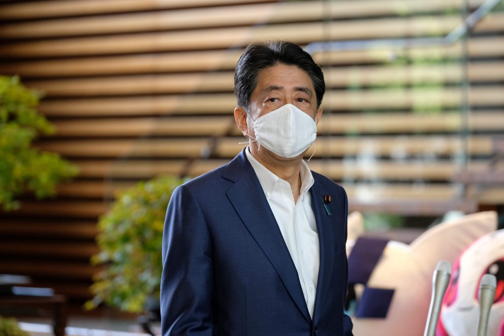 2020年8月24日、病院から戻り、東京の首相官邸に入る安倍晋三首相。政府報道官の話では、首相の健康状態に関する大きな憶測を呼んだ最初の病院訪問から1週間後、追加検査のために同日早くに病院を再訪した。(ファイル写真 / AF)