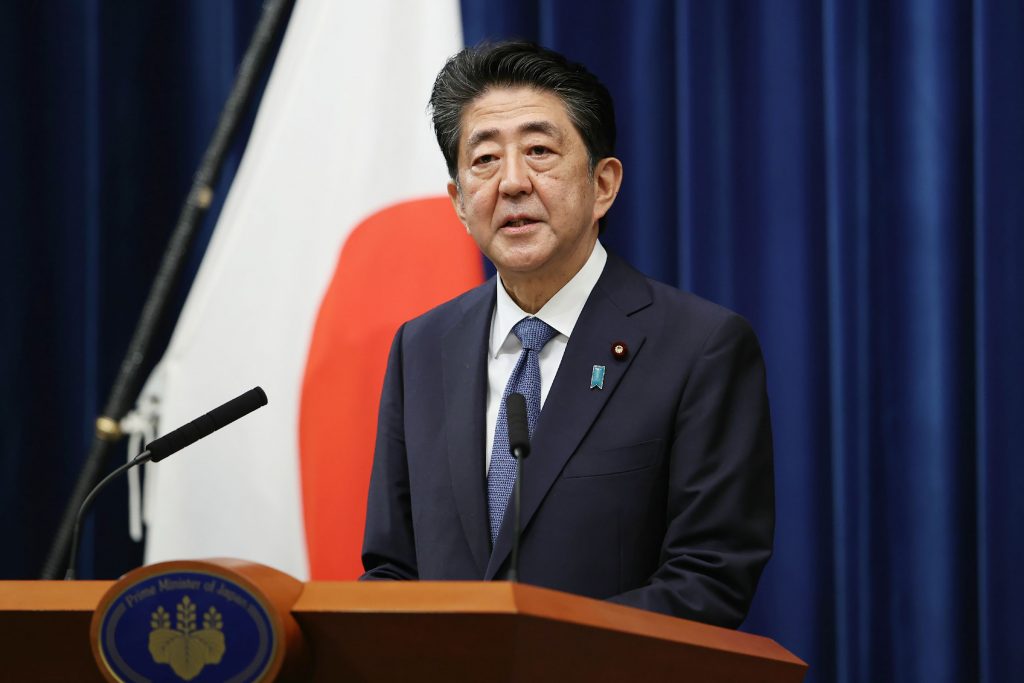 記者会見する安倍晋三首相=28日午後、首相官邸