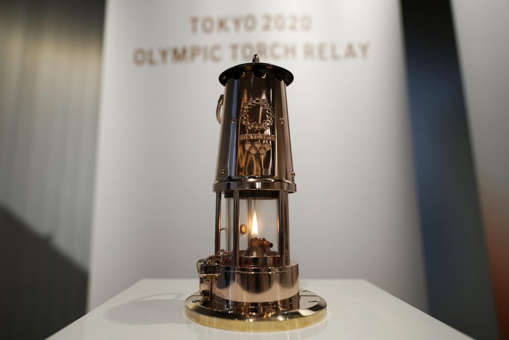 2020年8月31日、都内での一般公開に先立ちオリンピック聖火が入ったランタンが公開された（File photo/AP）