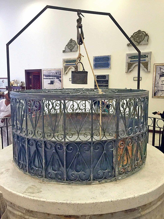 博物館で展示されている、保存状態の良い、ザムザムの泉で使用されていた古い釣瓶竿と桶。（SPA）