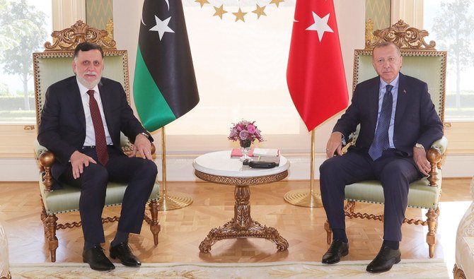 イスタンブールでの会談の前に、写真撮影に応じるトルコのレジェップ・タイイップ・エルドアン大統領（右）と、国際的に認められたリビア政府のフェイエズ・サラジ首相：2020年7月25日（土曜日）file photo（AP）