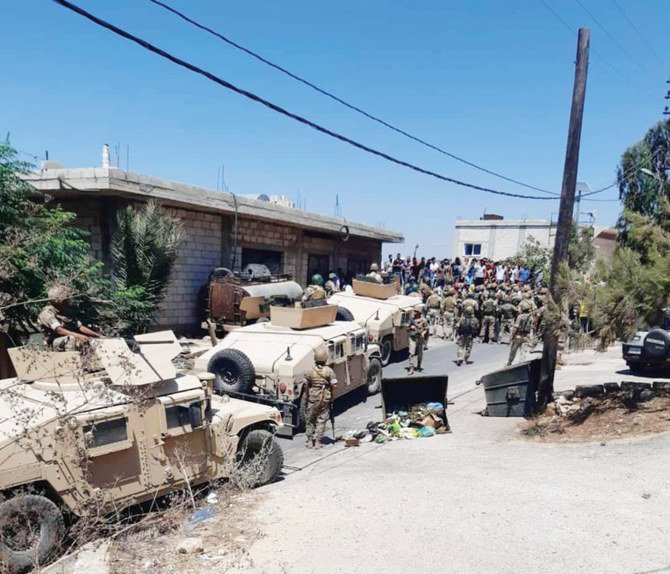 シリアとの国境に位置する北部のワディカレド地区で起こった、抗議者1人が死亡し兵士数人が負傷した衝突の後、怒った村民を制御しようとするレバノンの軍隊。(AN写真)