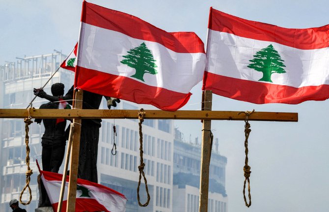 150名以上の人命を奪い首都ベイルートの様相を一変させた大規模爆発を巡り、政治的指導力を非難するデモ活動が起こり、2020年8月8日にベイルートの中心街で、レバノンの抗議者たちが絞首台の紐を吊るしている。（AFP）