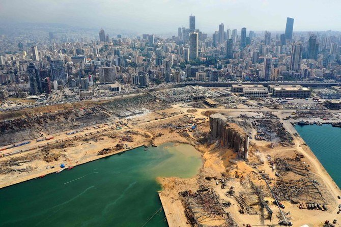 上記の写真は、2020年8月7日に撮影された航空写真で、ベイルートの港の一部および爆発でできたクレーターが写っている。（AFP）