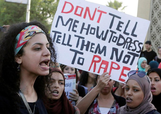 2014年6月14日、カイロでセクハラに抗議するために集まった女性たちがスローガンを唱える（AFP資料写真）