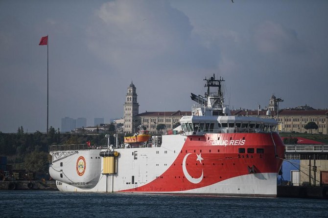写真、イスタンブールのハイダルパシャ港に停泊する地震探査船Oruc Reis。（AFP file photo）