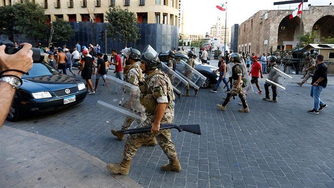 ベイルートでの爆発事故の余波の中行われた抗議行動に対し、レバノン軍の兵士が配備されている。（ロイター通信)