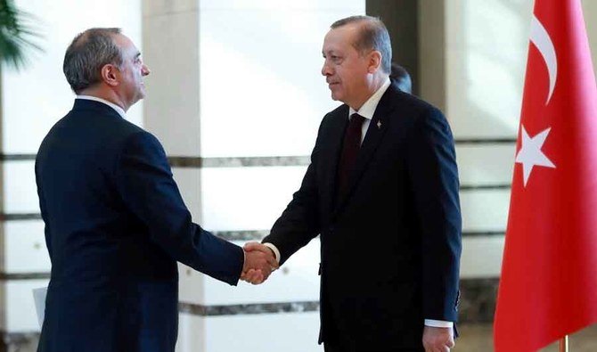 アンカラの大統領官邸で、トルコ大統領レジェップ・タイップ・エルドアンに自らの信任状を提示するトルコ駐在イスラエル大使エイタン・ネー(左)。 (AFP/File)
