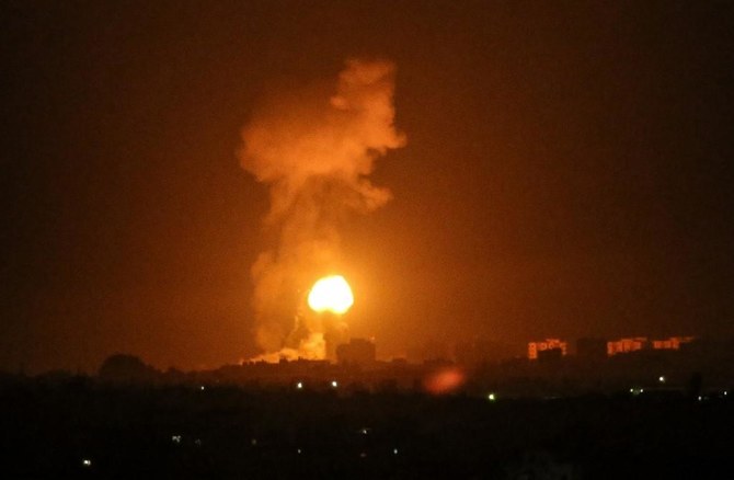 2020年8月16日、イスラエル軍の戦闘機がガザ地区のカーンユニスに空爆を行った後、煙と炎が舞い上がっている。（AFP）