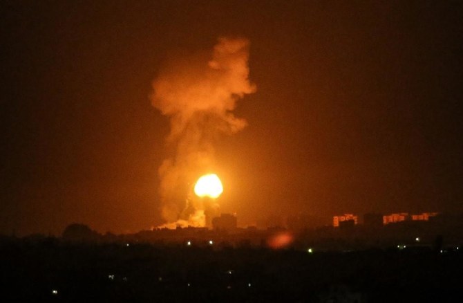 2020年8月16日、イスラエル軍の戦闘機がガザ地区のカーンユニスに空爆を行った後、煙と炎が舞い上がっている。(AFP)