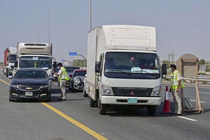 首長国の治安部隊が2020年6月2日、ドバイから首都に続く高速道路の中継地点にある、アブダビ入り口の検問所に配備されている。（ファイル/AFP）