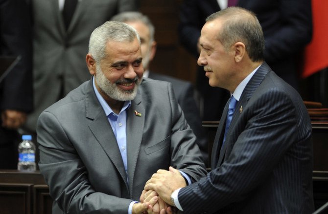 2012年1月3日、アンカラのトルコ国会にて握手を交わすエルドアン大統領とハマスのハニーヤ政治局長。（ロイター）