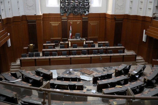 2020年8月5日、首都ベイルートの中央地区にあるレバノン議会の半円状議場の床に瓦礫(がれき)が散乱している。ベイルート港の大爆発の影響(AFP通信)