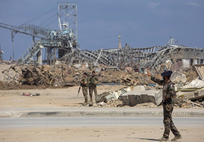  2020年8月26日水曜日、レバノンのベイルートで、数十人が死亡し数千人が負傷した、8月4日のベイルート港での、死者を伴う爆発の現場で働いている、レバノンとフランスの兵士。（AP/Hassan Ammar）