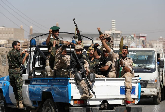 イエメンのサナアで行われたフーシ派の集会に参加した後、警察のパトロールトラックの荷台に乗るフーシ派兵士ら　 2020年2月19日 (ロイター)