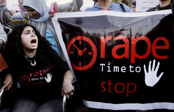 エジプトのカイロで性的暴力に対する抗議活動の最中、スローガンを叫び、バナーを掲げるエジプト人女性。（資料/ AP）