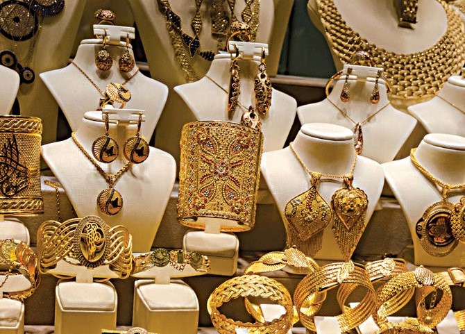バザー(上記)の地金商は、アンティークのトルココイン(挿入図)といった物を即金で買ってくれるバイヤーを見つけた。 (Shutterstock)
