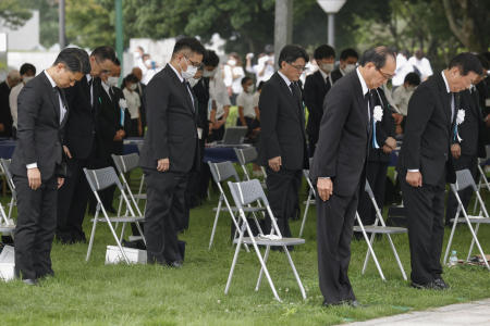 松井一実広島市長をはじめとする参列者が、1945年の原爆投下の犠牲者らに対し黙祷を捧げる。（ロイター）