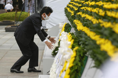 8月6日（木）、日本西部の広島市にある平和記念公園で、日本の安倍晋三首相が1945年の原爆死没者慰霊碑に花輪を献呈する。（ロイター）