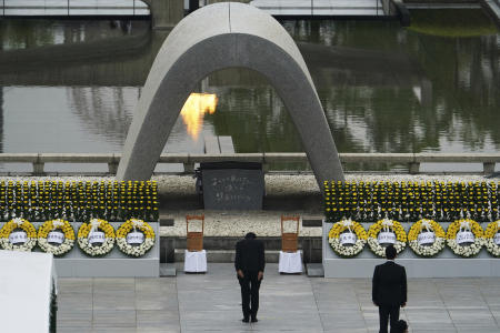 8月6日（木）、日本の安倍晋三首相が、広島市の平和記念公園における原爆投下75周年記念式典にて、死没者慰霊碑の前でお辞儀をする。（AP）