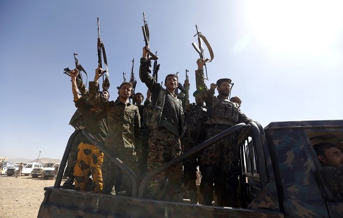 イエメンの数都市で展開される政府軍との戦いに、より多くの戦闘員を送り込むため、首都サナアで新たに動員されたフーシ派民兵がスローガンを唱えながら軍用車両に乗り込む、2017年1月3日 (File/AFP) 