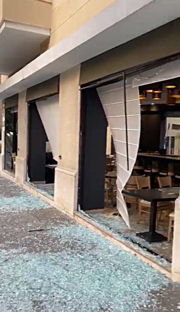 レバノン首都ベイルート・ハムラー地区アル＝カンターリーの本格日本食レストラン「スシ・ラウンジ・オオサカ」。8月4日のベイルート大規模爆発を受けて。（提供資料）