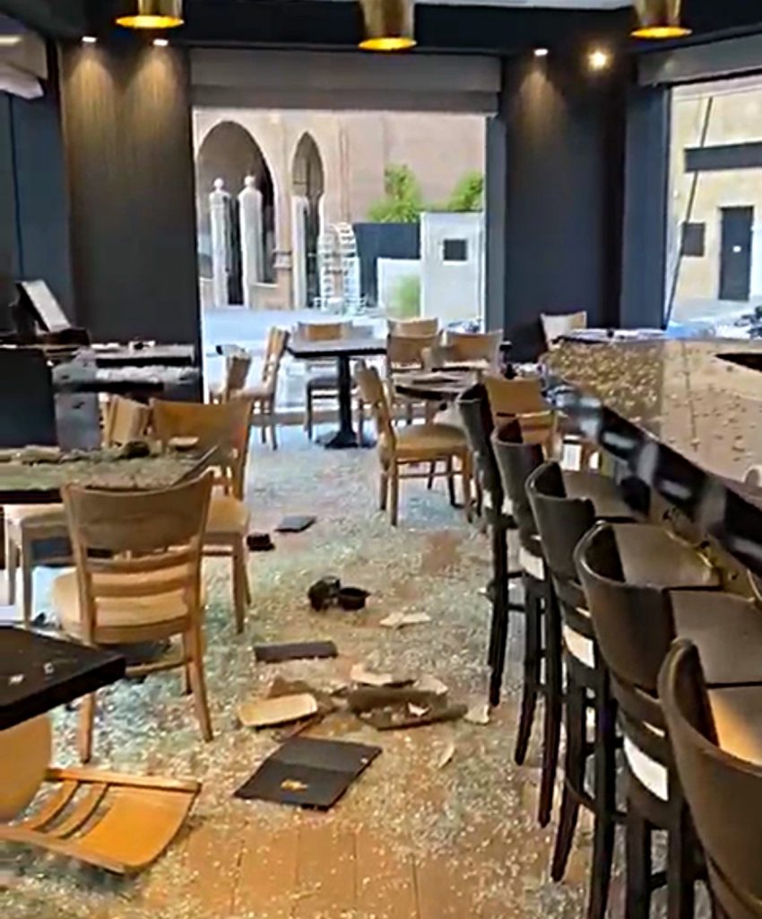 レバノン首都ベイルート・ハムラー地区アル＝カンターリーの本格日本食レストラン「スシ・ラウンジ・オオサカ」。8月4日のベイルート大規模爆発を受けて。（提供資料）