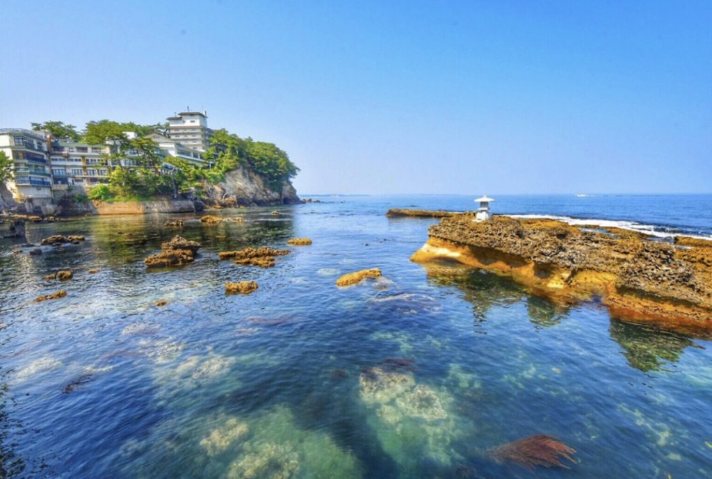 原油が発見されと思われる風光明媚な五浦海岸原は、国の登録記念物に指定されている。（写真提供：北茨城市）