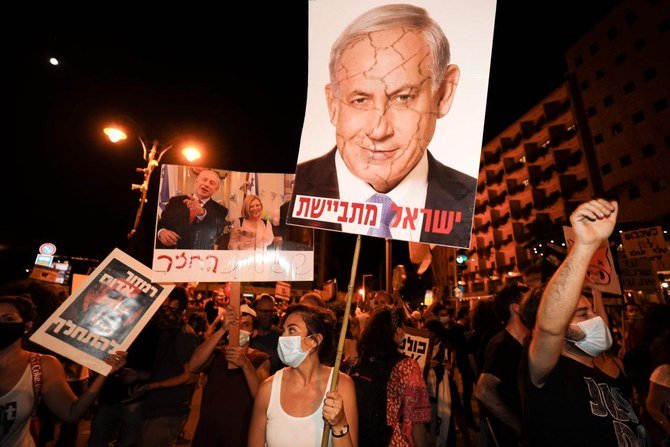 2020年8月2日、エルサレムの首相官邸近くで、イスラエル政府に反対する数千人のデモの最中、参加者がスローガンを唱えている。8月1日の夜、ベンヤミン・ネタニヤフ首相に抗議する数千人がイスラエルのあちこちでデモを行い、汚職疑惑と新型コロナウイルスの感染再拡大を巡って、辞任を要求した。（AFP通信）