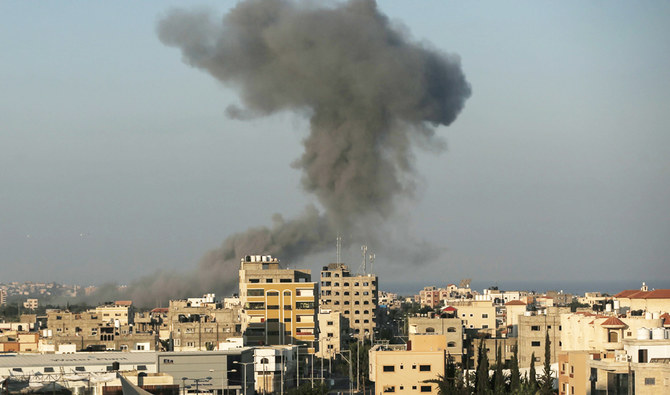 イスラエル軍軍用機が金曜日、ガザ市上空で空爆を行った後、遠くに煙が上がっている。(AFP)
