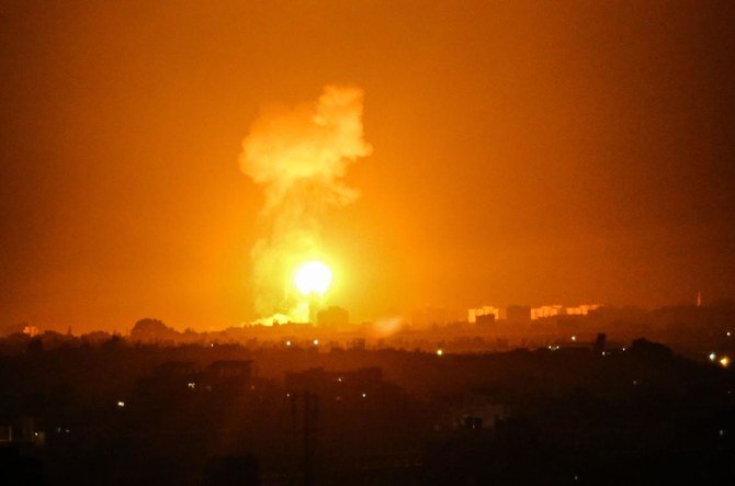 2020年8月16日、イスラエル軍の戦闘機がガザ地区ハーン・ユーニスで空爆を実施した後、煙と炎が立ち上る。（ファイル/AFP）