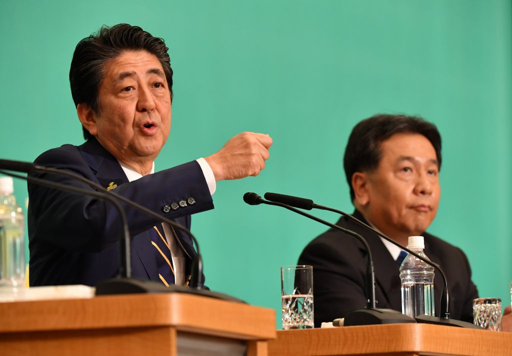 2019年7月3日、日本の総理大臣であり与党自由民主党の総裁である安倍晋三氏（左）が、立憲民主党代表の枝野幸男氏（右）の隣で話をする。（AFP）