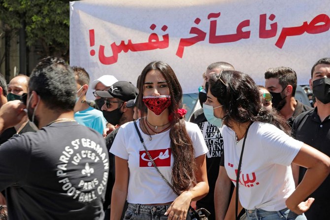 防護マスクを着用したレバノンのデモ参加者が、2020年8月25日、観光部門とその労働力に対する政府の支援不足に抗議するため、ベイルート市内で観光産業のためのレバノン連盟が呼びかけた集会に参加している。（AFP）