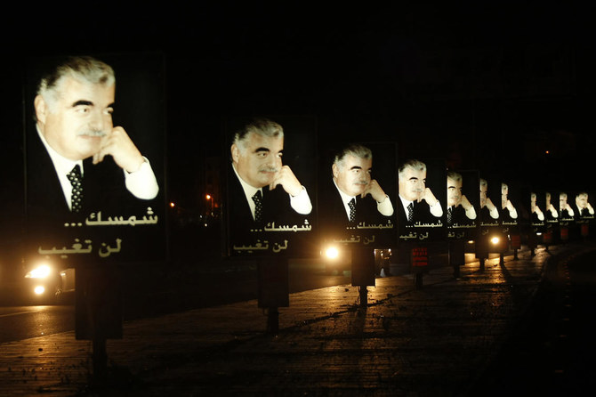 2012年2月13日、2005年の暗殺の記念日の前夜に撮影された資料写真。レバノン南部のシドン・ベイルート高速道路で、レバノンのラフィク・ハリリ元首相の肖像画が描かれた看板が写っている。(AFP)