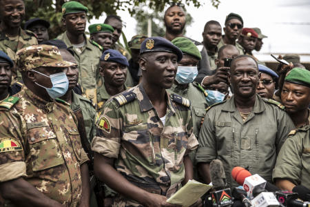 イブラヒム・ブバカール・ケイタ大統領の自宅の外で武装した兵士らが空中に発砲し、同大統領を拘束した翌日の水曜日、「国民救済委員会（National Committee for the Salvation of the People）」と名乗る兵士らの報道担当者イスマエル・ワゲ参謀副長（中央）が、マリのカティにあるSoudiataキャンプで記者会見を開く。（AP）