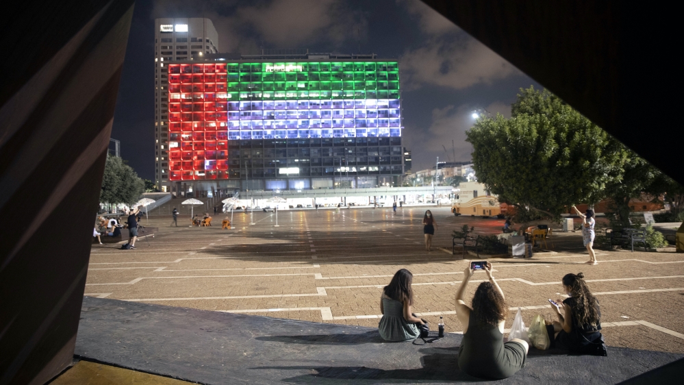 イスラエルとの国交樹立に伴い、UAE国旗の色でライトアップされたテルアビブ市庁舎（2020年8月13日 / AP写真）