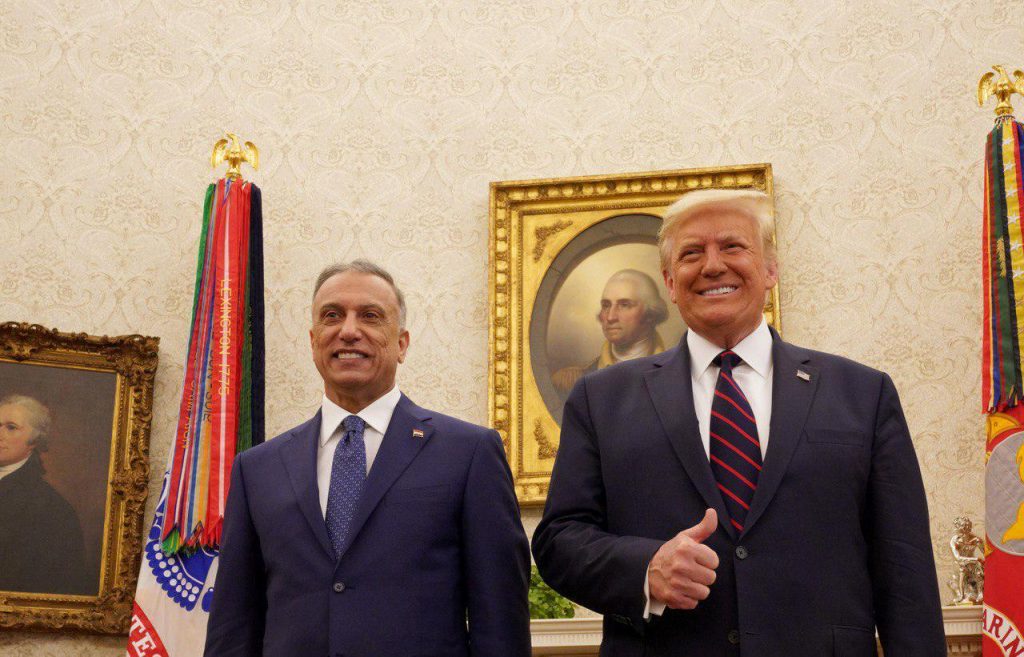 米国のドナルド・トランプ大統領は2020年8月20日にイラクのムスタファ・アル＝カディミ首相を米国ワシントンのホワイトハウスの執務室に迎え入れた。（ロイター）