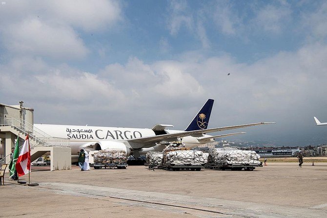 何トンもの医薬品、避難所キット、食料品を運ぶ航空機がレバノンに到着した。（SPA）