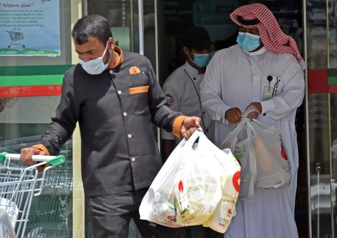 新型コロナウィルスの恐怖の中、マスクを着用するサウジアラビアの労働者。(AFP写真)