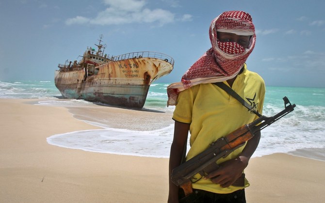 2005年から2012年までの間に、ソマリア沖では2千人以上の船員らが船をハイ　ジャックされている。当時海賊行為は手っ取り早く儲けられるビジネスとなっており、実際5億ドル前後の身代金の支払いが行われていた。（AP 写真）