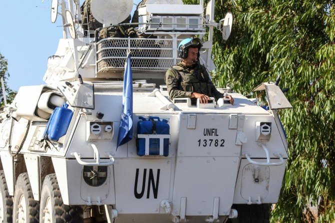 イスラエルと国境を接する南レバノン国境沿いのマイエルジャバル村近くをパトロールする国連レバノン暫定軍（UNIFIL）、2020年8月26日、（AFP）