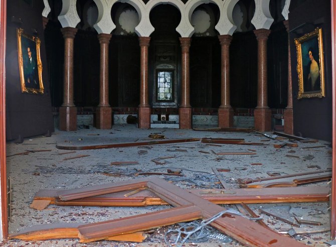 ベイルートのアシュラフィエ地区全体を破壊した湾港地区での大規模爆発の後、アシュラフィエ地区のサソック博物館建物内の破損したロビーのようす。（AFP通信）