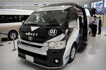 改造されたハイエースバンは、ソフトバンク社とトヨタ自動車のモビリティ合弁会社モネが木曜日に東京で展示します。(ロイター)